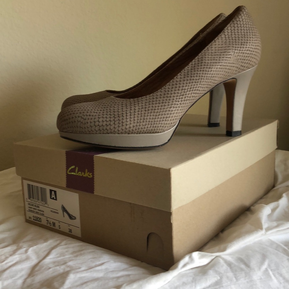 CLARKS light great nubuck pump